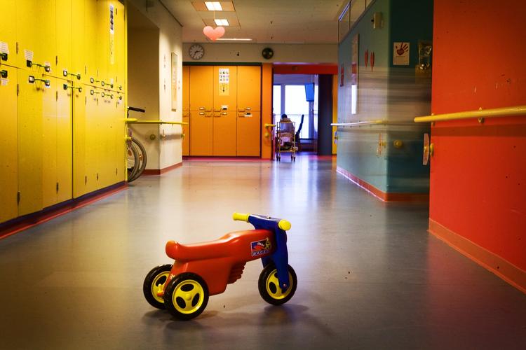 Forsikring. Alt efter dækning, er forældre forsikret for mellem 50.000 og 300.000 kroner, når deres børn bliver alvorligt syge. 