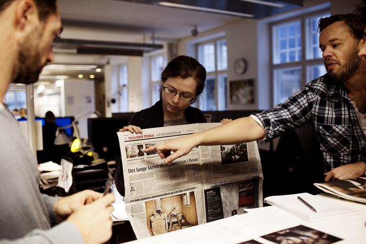 Mediehverdag. Avisproduktion er ikke, hvad avisproduktion var engang. I dag bruger man både internet og smartphones og alt muligt, og derfor skal sådan noget som presseetik også være up to date, som det hedder. 