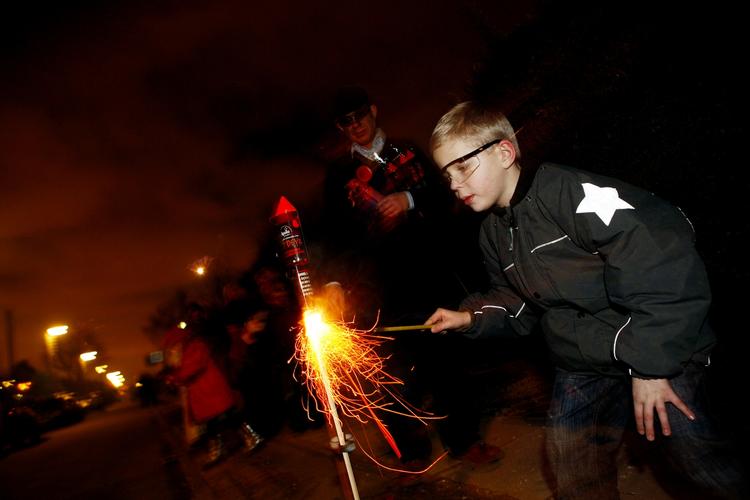 Nytårsløjer. I dag starter salget af fyrværkeri. Raketter var sidste år involveret i næsten 41 procent af ulykkerne. (Arkivfoto) 