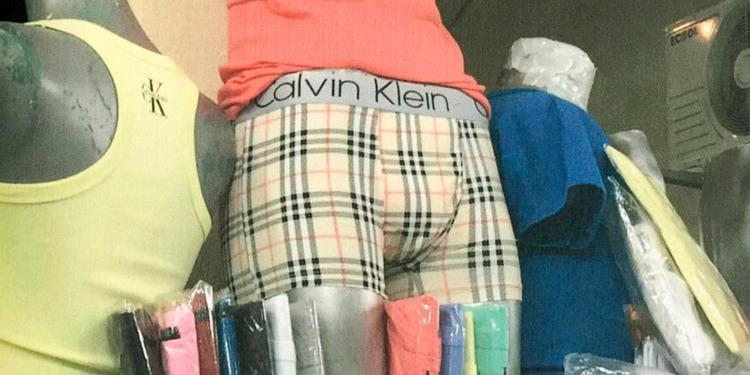 Kopivarer. Der er status over Burberrys berømte 'Heritage Check', som ternene kaldes. De piratkopieres i stor stil - på tasker, tæpper, sjaler og sågar falske Calvin Klein-underbukser. 