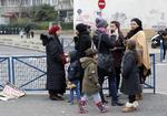 Pariserforstad. I Aubervilliers lige nord for Paris samler en lille gruppe mennesker sig i nærheden af folkeskolen Jean-Perrin, hvor en maskeret mand i morges gik til angreb på en lærer. 