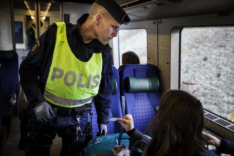 Flygtningepres. Svensk politi tjekker id i tog, da Sverige indførte midlertidig grænsekontrol. 