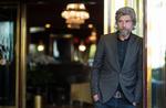 Nazisme. Karl Ove Knausgaard, her foran et hotel i Berlin, er kommet i tysk modvind, efter han i en tale har sammenlignet sig selv med Hitler. 