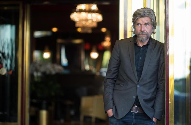 Nazisme. Karl Ove Knausgaard, her foran et hotel i Berlin, er kommet i tysk modvind, efter han i en tale har sammenlignet sig selv med Hitler. 