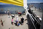 Strandliv. Svanemøllestranden summer af liv om sommeren. Men molen er ikke kun for de smukke, unge sommermennesker. 