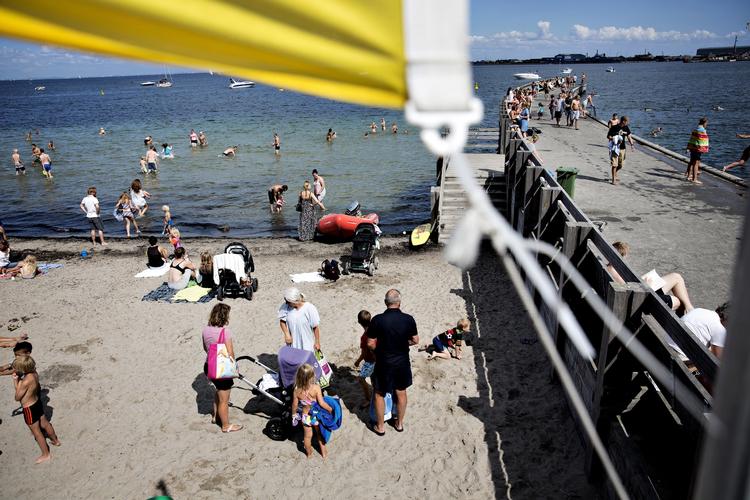 Strandliv. Svanemøllestranden summer af liv om sommeren. Men molen er ikke kun for de smukke, unge sommermennesker. 