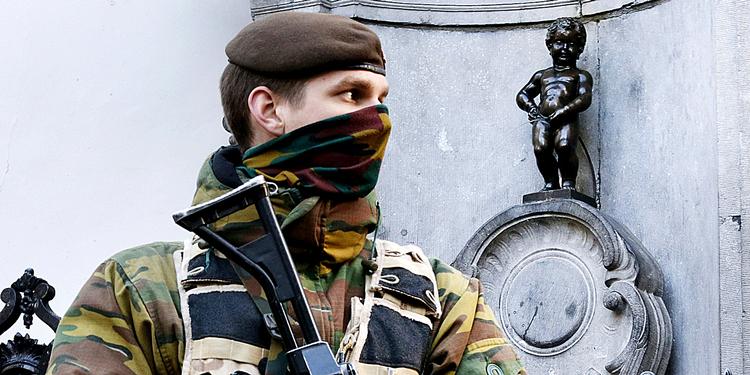 Terrortruet. Belgiens hovedstad, Bruxelles, har været bevogtet af soldater siden terrorangrebet i Paris i sidste måned. Her ved den kendte statue Maneken Pis. 