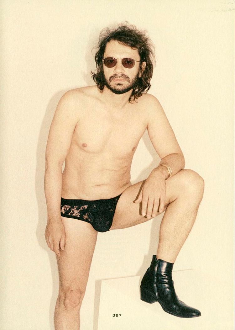 mandelgave. Er man til en hvid marcipangris med cigar og trusser, så har modebibelen Fantastic Man også det. Olivier Zahm, fransk moderedaktør, lægger krop til. 