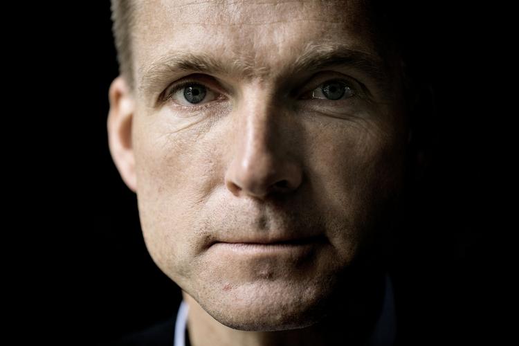 Rystet. Det velplejede billede af en talstærk Kristian Thulesen Dahl, der kan finansloven ud og ind, er presset i disse dage. 