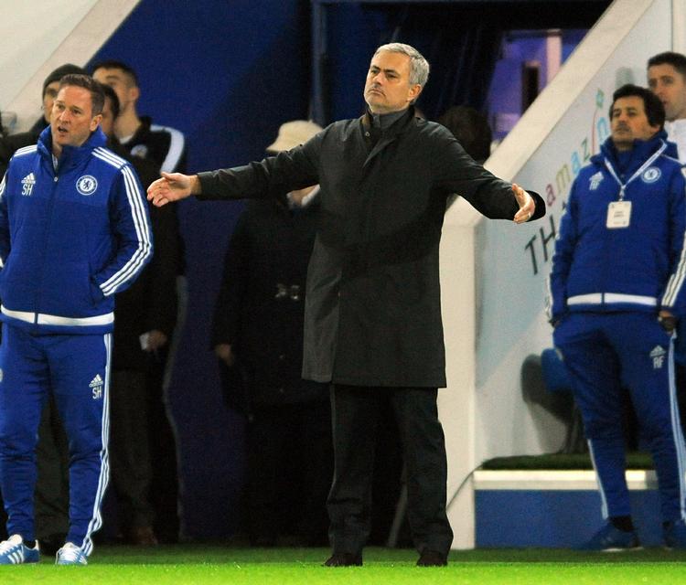 bundhold. Arrogancen er ved at være lidt tyndslidt hos Chelsea-træner José Mourinho, der ellers plejer at påtage sig ansvaret for holdets normalt så sjældne nederlag. 