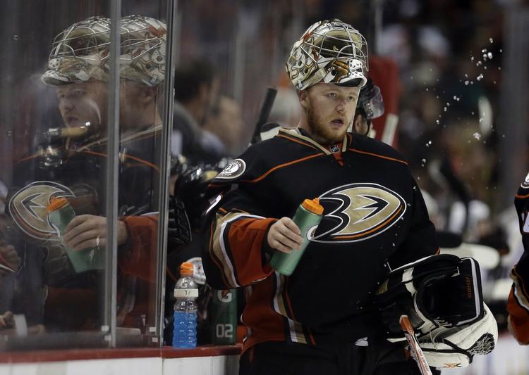redningsprocent. Frederik Andersen imponerede med en stribe flotte redninger for Anaheim Ducks, men danskeren måtte gå fra banen som taber mod Vancouver Canucks og Jannik Hansen. 