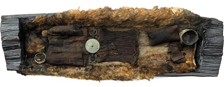 Det vakte stor opmærksomhed i 2015, da Egtvedpigen med det blonde hår, den korte bluse og og lårkort snoreskørt viste sig at være en indvandrer, der kom langvejsfra og muligvis fra Schwarzwald i Sydtyskland. Den teori bliver nu alvorligt udfordret af to geologer fra Aarhus Universitet, som har fundet 'tyske' strontiumisotopværdier i Egtved og omegn. Foto: Nationalmuseet, København. 