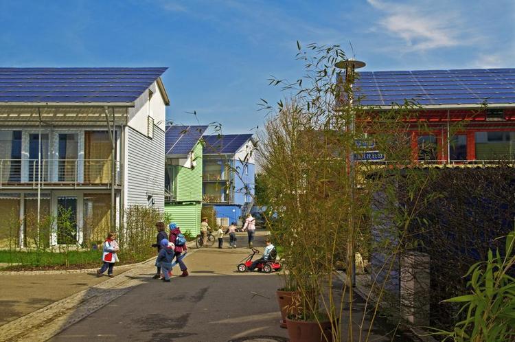 BÆREDYGTIG. Bydelen Vauban i den tyske by Freiburg er ikke alene bilfri, men satser også på bæredygtighed. 