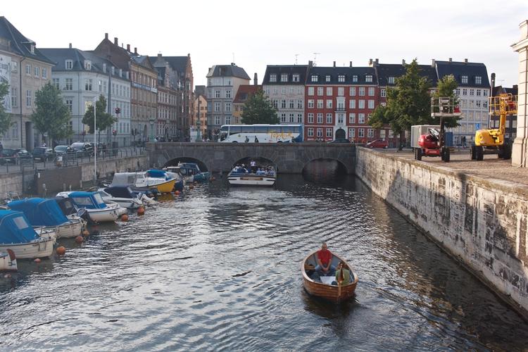 Renoveres. Det er den venstre side af kanalen, hvor der nu er parkeringspladser, der skal bygges om til promenade. 
