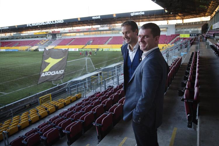 cheftræner. Kasper Hjulmand (tv) var fri på trænermarkedet efter en fyring i Bundesligaklubben Mainz 05. Tom Vernon (th) står i spidsen for en gruppe udenlandske investorer, der har købt hovedparten af aktierne i den nordsjællandske fodboldklub. 