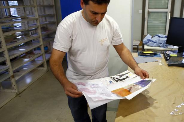 Arkivar Gérald Monpas fremviser under en pressekonference nogle flere af de mange tegninger, som folk fra kommunen og Paris' Arkiver har samlet fra gerningsstederne i Paris. 