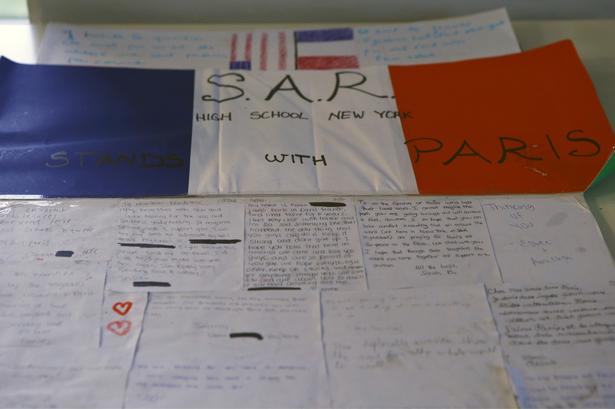 En skole i New York har skrevet og tegnet denne Tricolore-hilsen til ofrene. 