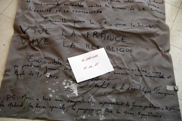 Afsenderen af dette brev, der tilsyneladende har taget skade af regnen foran et af gerningsstederne, baren Le Carillon, skriver blandt andet i sit PS: »Tak til alle mine landsmænd, der viser republikkens styrke«. 