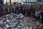 Mindesmærket foran Le Bataclan er det, der har vokset sig størst. Også mange statsledere, herunder Obama og Cameron, har været forbi og lægge blomster. 
