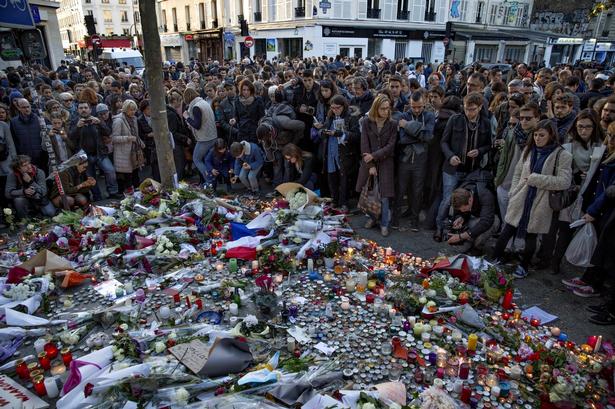 Mindesmærket foran Le Bataclan er det, der har vokset sig størst. Også mange statsledere, herunder Obama og Cameron, har været forbi og lægge blomster. 