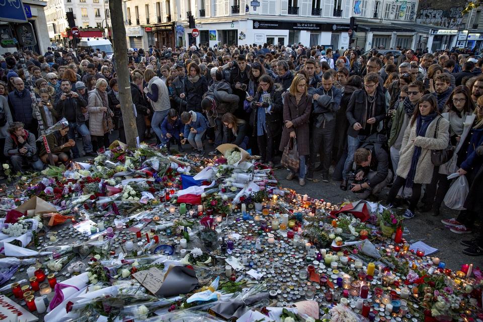 Mindesmærket foran Le Bataclan er det, der har vokset sig størst. Også mange statsledere, herunder Obama og Cameron, har været forbi og lægge blomster. 