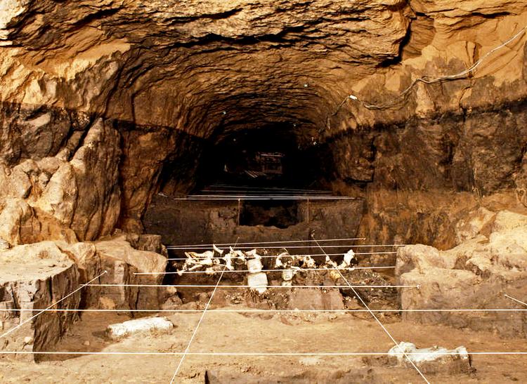 Grotte. Mexicanske arkæologer har fundet spor af flydende kviksølv under en pyramide i den ældgamle by Teotihuacán. Kviksølvet skulle måske symbolisere søer i mørket. 