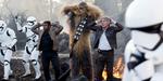 Gensyn. Der er både nye og meget velkendte karakterer og ansigter i den syvende Star War-film. Her ses fra venstre John Boyega som Finn, Peter Mayhew som Chewbacca og Harrison Ford som Han Solo, omringet af stormtropper. 