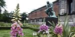 Grubletid. Rodins kendte skulptur burde være i bedre humør med de omgivelser. 