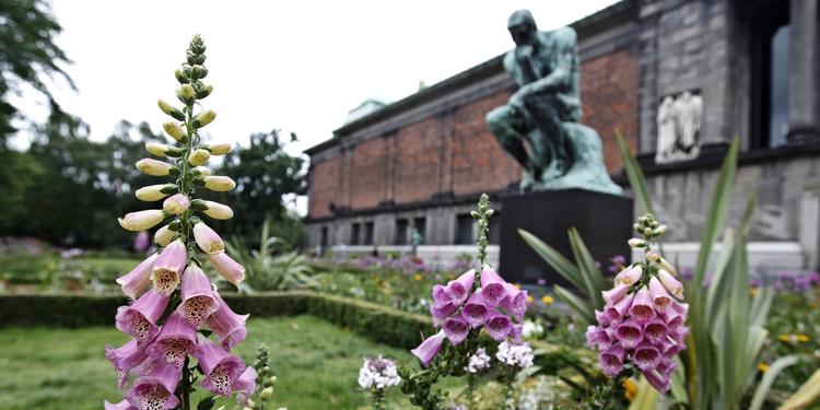 Grubletid. Rodins kendte skulptur burde være i bedre humør med de omgivelser. 