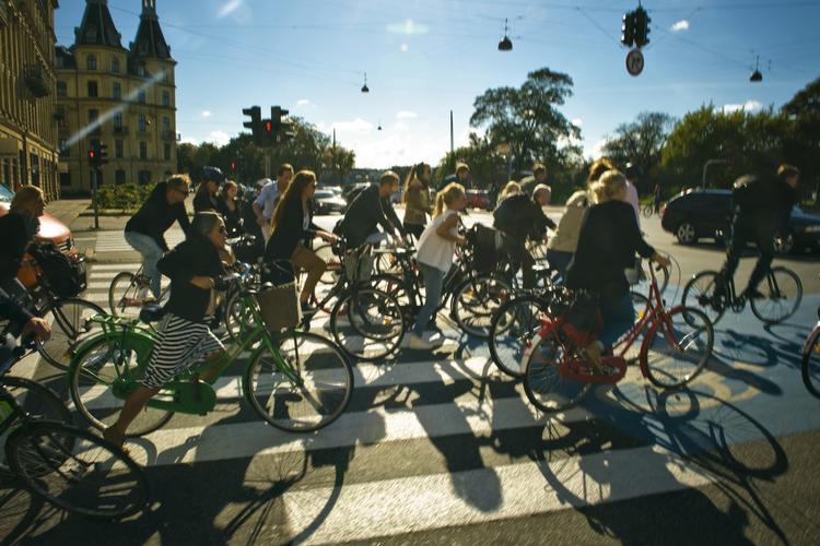 Cykelkaos på Frederiksborggade lige før Dronning Louises Bro i København. Broen mellem Nørrebro og Indre By har verdensrekorden i antallet af cyklister. 