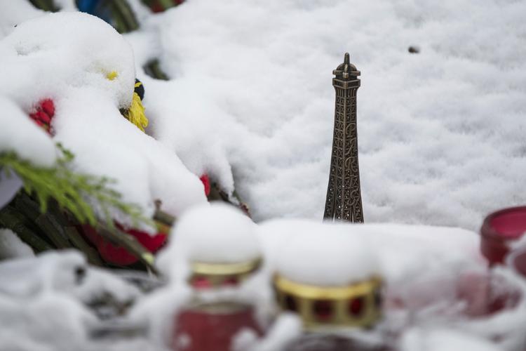 Markering. Blomster, lys og et Eiffeltårn er sat i sneen foran den franske ambassade i Moskva efter terrorangrebet den 13. november i Paris. 