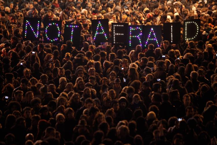Terrorfrygt. En menneskemængde er stimlet sammen i solidaritet for angrebet på satiremagasiet Charlie Hebdo tidligere i år. 