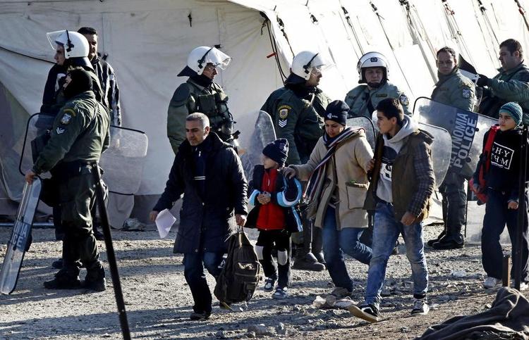 fælles indsats. EU lægger op til at etablere en styrke med mindst 1.500 mand fra alle medlemslandene, der kan hjælpe landene med kontrol af deres grænser. På fotoet er det græske betjente, der holder vagt ved en flygtningelejr på grænsen til Makedonien. Foto: Boris Grdanoski/AP 