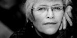 Nisseflugt. Hele Josefine Ottesens øvelse består i at gennemgå farer og forviklinger på flygtningenes vej mod et (dukke)hus, der vil huse dem. 