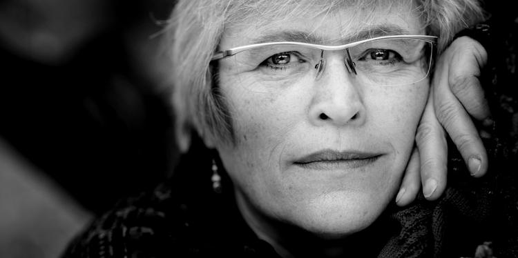 Nisseflugt. Hele Josefine Ottesens øvelse består i at gennemgå farer og forviklinger på flygtningenes vej mod et (dukke)hus, der vil huse dem. 