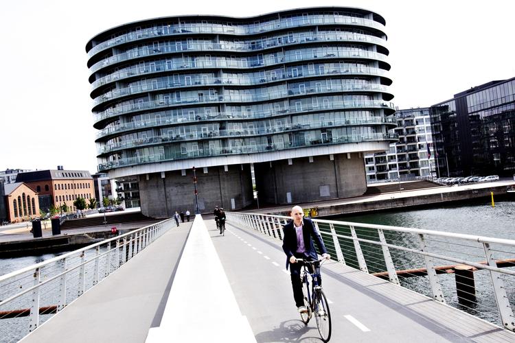 Utrygt. Det er ikke altid lige sjovt, når man som cyklist triller ud på brostenene for enden af Bryggebroen. 