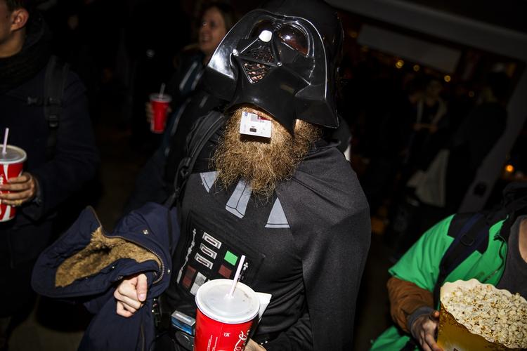 PREMIERE.  Imperial i København åbnede onsdag formiddag kl. 10.00 dørene til den første visning af 'Star Wars: The Force Awakens'. Fans klædt ud som både onde, her Darth Vader, og gode karakterer fra universet troppede op. 