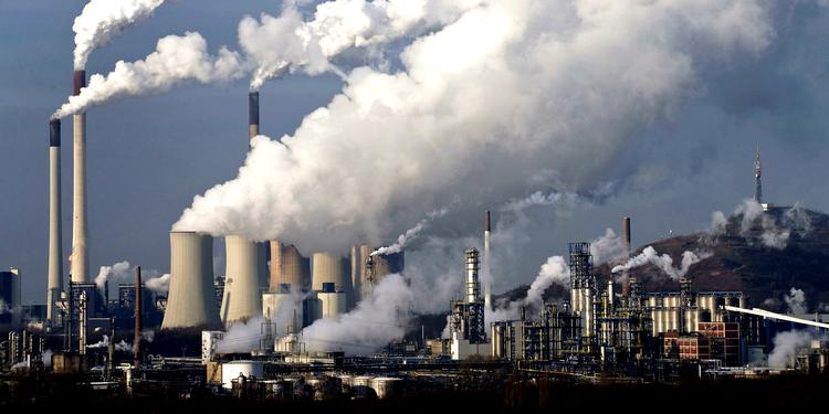 Fossilt. Kulindustrien frygter, at den vil blive smadret af bevægelsen mod ren energi, efter man i Paris nåede til enighed om at global klimaaftale. Her er det et kulkraftværk i Tyskland. 