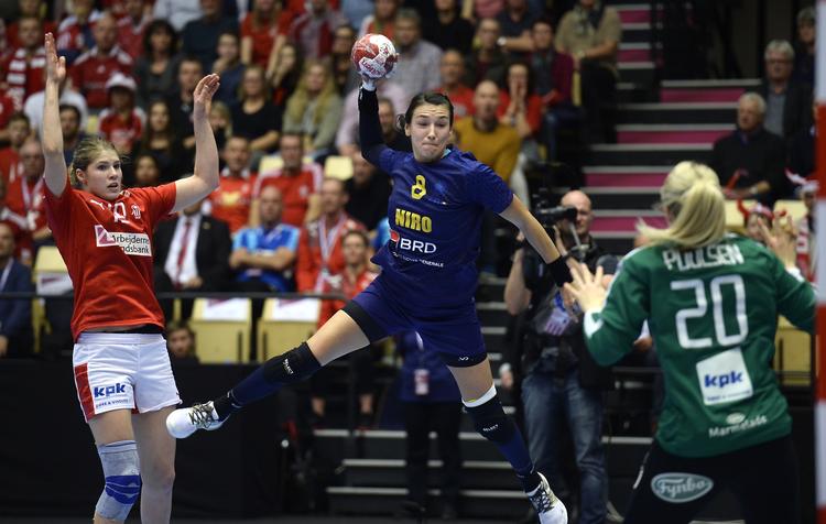 Enmandshær. Cristina Neagu scorede 15 af Rumænien 31 mål og danskerne havde ingen midler, der kunne stoppe kreatøren og klasseafslutteren. 