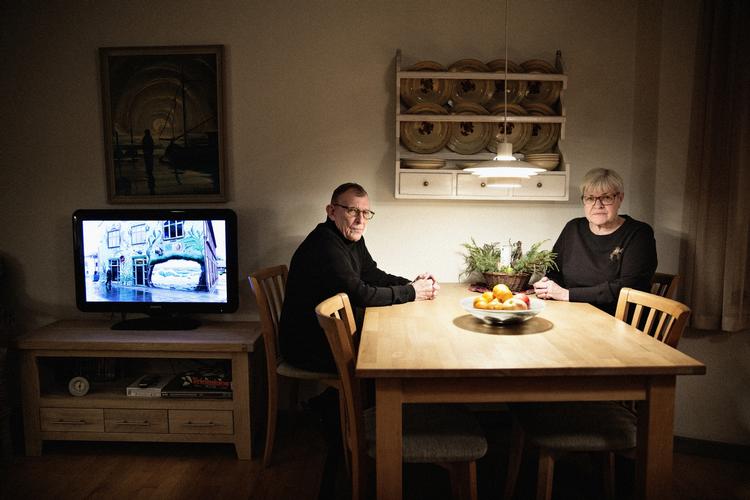 Boligydelse. Ægteparret Gylna og Henri Guldbrandsen gruer over, hvad de skal give køb på, hvis deres boligydelse skæres. Men mest af alt frygter Gylna for alle de svage ældre, der »ikke har samme kæft« som hende til at råbe op. 