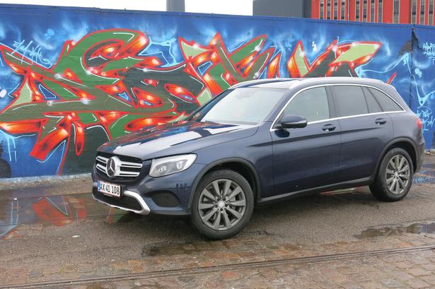 Højbenet. Mercedes GLC er klædt på til moderat terrænkørsel. Den fås udelukkende med firehjulstræk. 