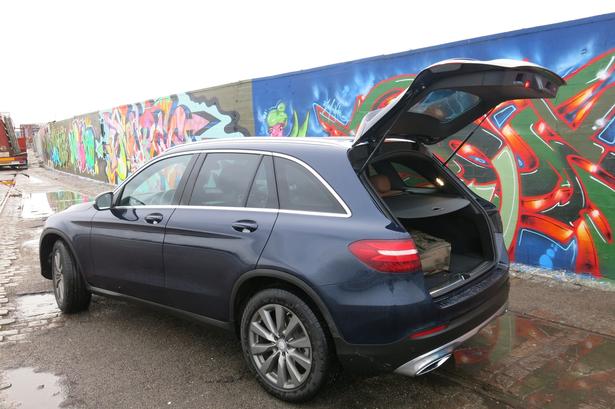 PRAKTISK. Bagklappen giver ubesværet adgang til bagagerummet. 