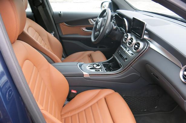 KOMFORT. Forsæderne støtter godt, og det er kun, hvad man forventer i en så dyr bil. 