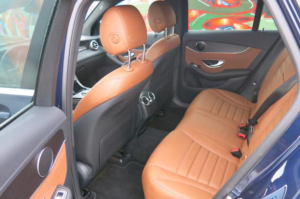 VELFORMET. Yderpladserne på bagsædet er i orden. Midterpladsen er mere klemt. 