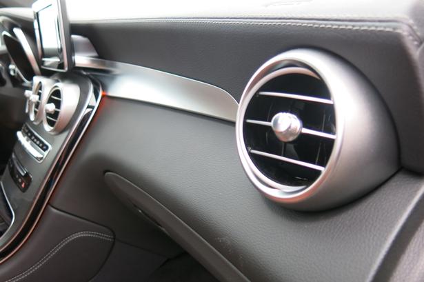 LUFT. Der er fint forarbejdede luftdyser i hver side af instrumentpanelet. 