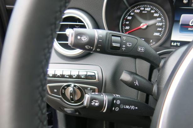 TRÆNGSEL. På venstre side af rattet er der lidt rigeligt med kontaktarme. På højre sidder gearvælgeren. 