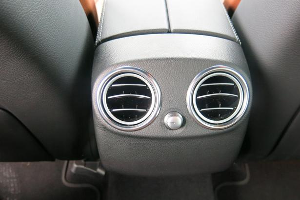 SEPARAT. Bagsædepassagererne har deres egne luftdyser. 