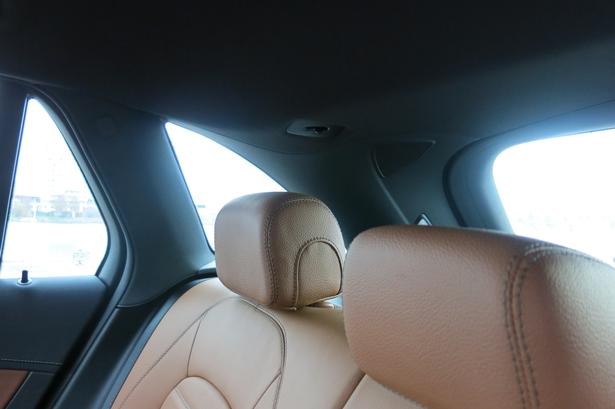 DUNKELT. Udsyn skråt bagud er de ikke meget af. 