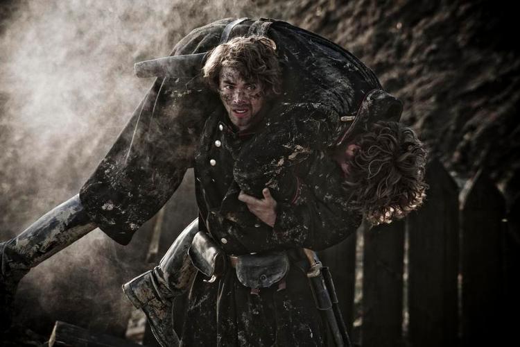 Krig. Den nedklippede filmversion af '1864' koncentrerer sig om krig og kærlighed. Nutidshistorien og politik fra tv-serien er klippet ud. 