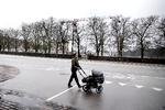 Speltkøbing. Ved promenaden på den anden side af Østerbrogade (på billedet) kan man for tiden se kranerne i aktion. Men man kan heldigvis også se en masse af det liv, der kendetegner Østerbro, på godt og ondt. 